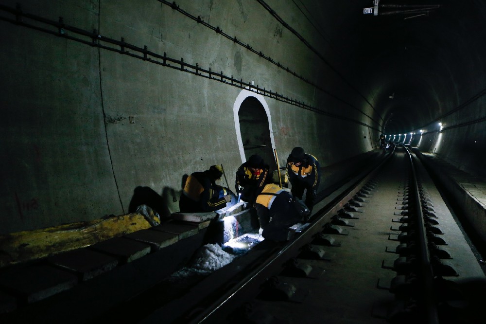 焉耆铁路运营隧道病害现状